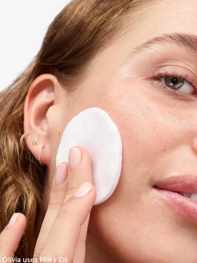 glossier_milky_oil_dualph_4.webp Glossier Milky Oil Dual-Phase Waterproof Makeup Remover | MECCA New